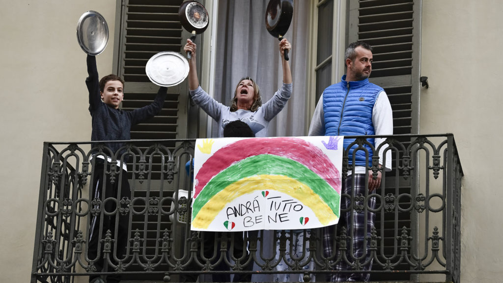 Minden rendben lesz - olvasható egy torinói erkélyen, ahol egy család együtt énekel a karanténban rekedt szomszédaival (Fotó: Nicolò Campo/LightRocket via Getty Images)