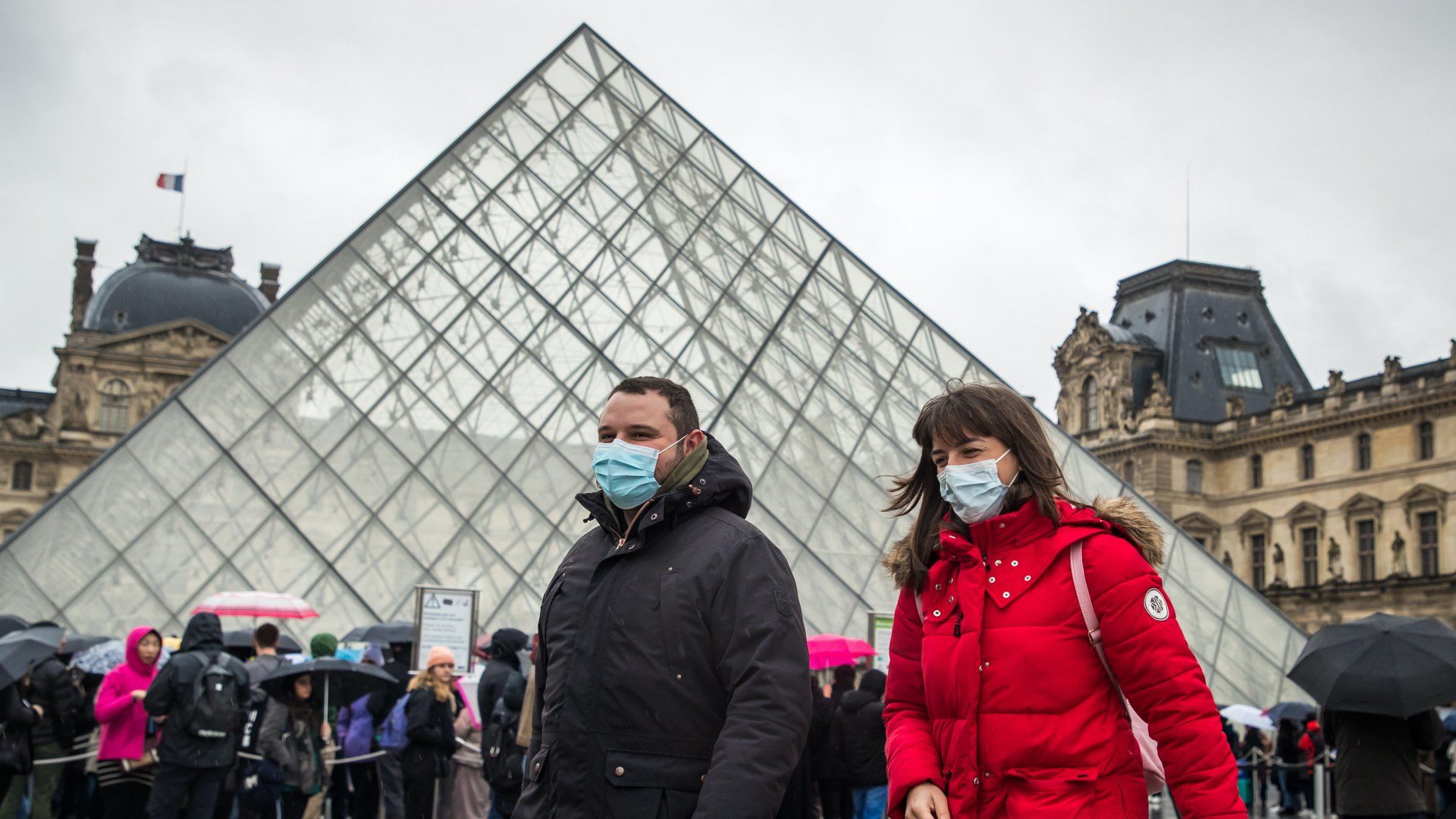 Szájmaszkot viselő látogatók várakoznak a párizsi Louvre múzeum bejárata előtt arra várva, hogy véget érjen a koronavírus-fertőzéstõl tartó alkalmazottak tanácskozása 2020. március 2-án. Elõzõ nap egész nap zárva maradt a világ leglátogatottabb múzeuma (Fotó:&nbsp;MTI/EPA/Christophe Petit Tesson)