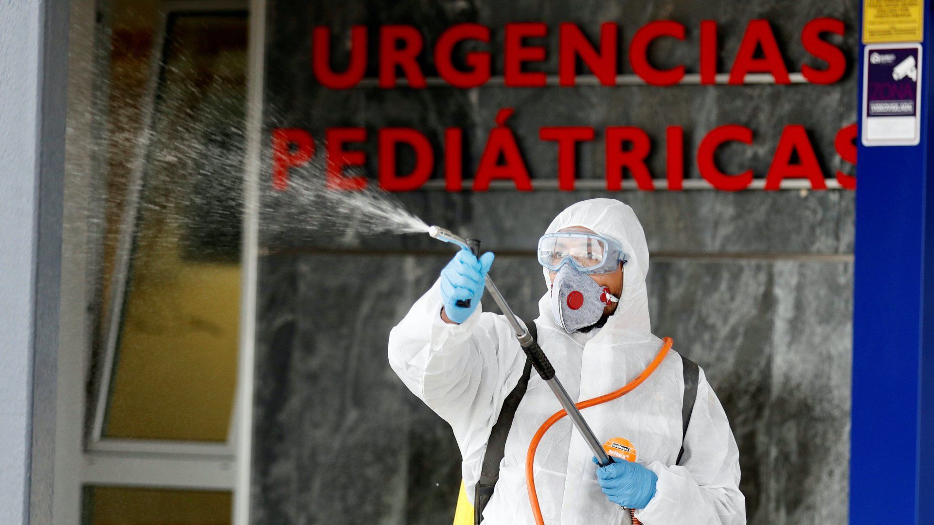 A spanyol hadsereg vészhelyzeti alakulatának tagjai fertőtlenítenek egy kórház sürgősségi gyermekgyógyászati osztálya előtt Oviedóban&nbsp;MTI/EPA/J.L. Cereijido