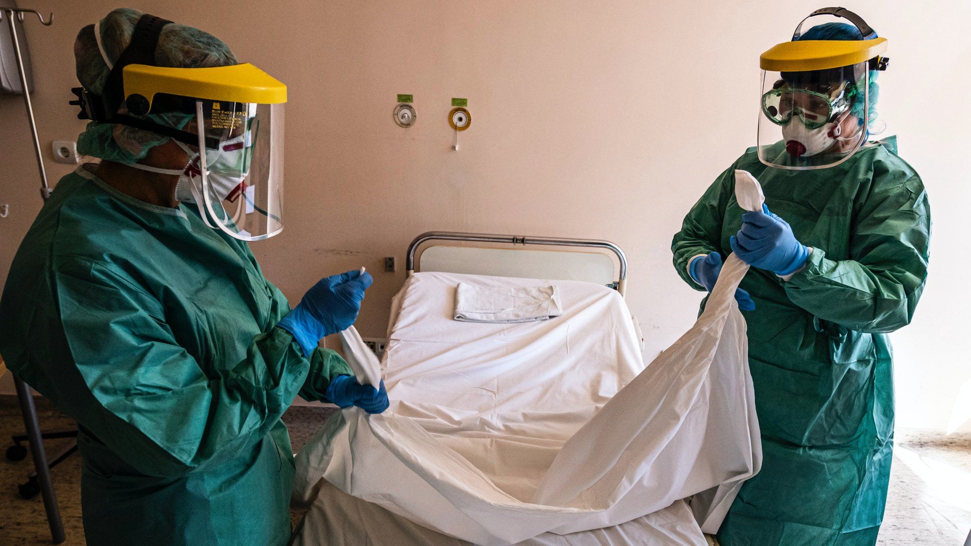 Védőfelszerelést viselő nővérek egy kórtermet készítenek elő a koronavírussal érintett új betegek fogadására kialakított egyik osztályon a fõvárosi Szent László Kórházban 2020. március 16-án (Fotó: MTI/Szigetváry Zsolt)
