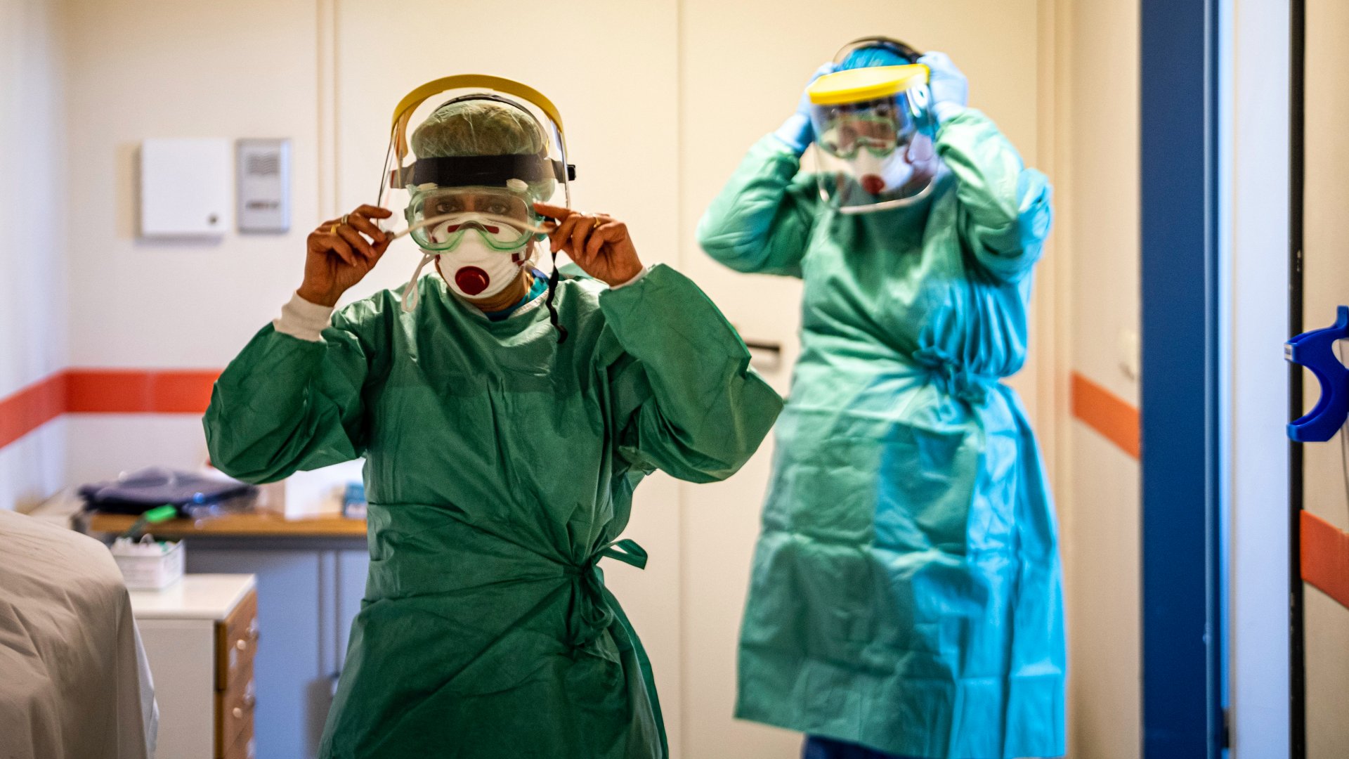 Védőfelszerelést viselő nővérek a koronavírussal érintett új betegek fogadására kialakított egyik osztályon a fővárosi Szent László Kórházban 2020. március 16-án (MTI/Szigetváry Zsolt)