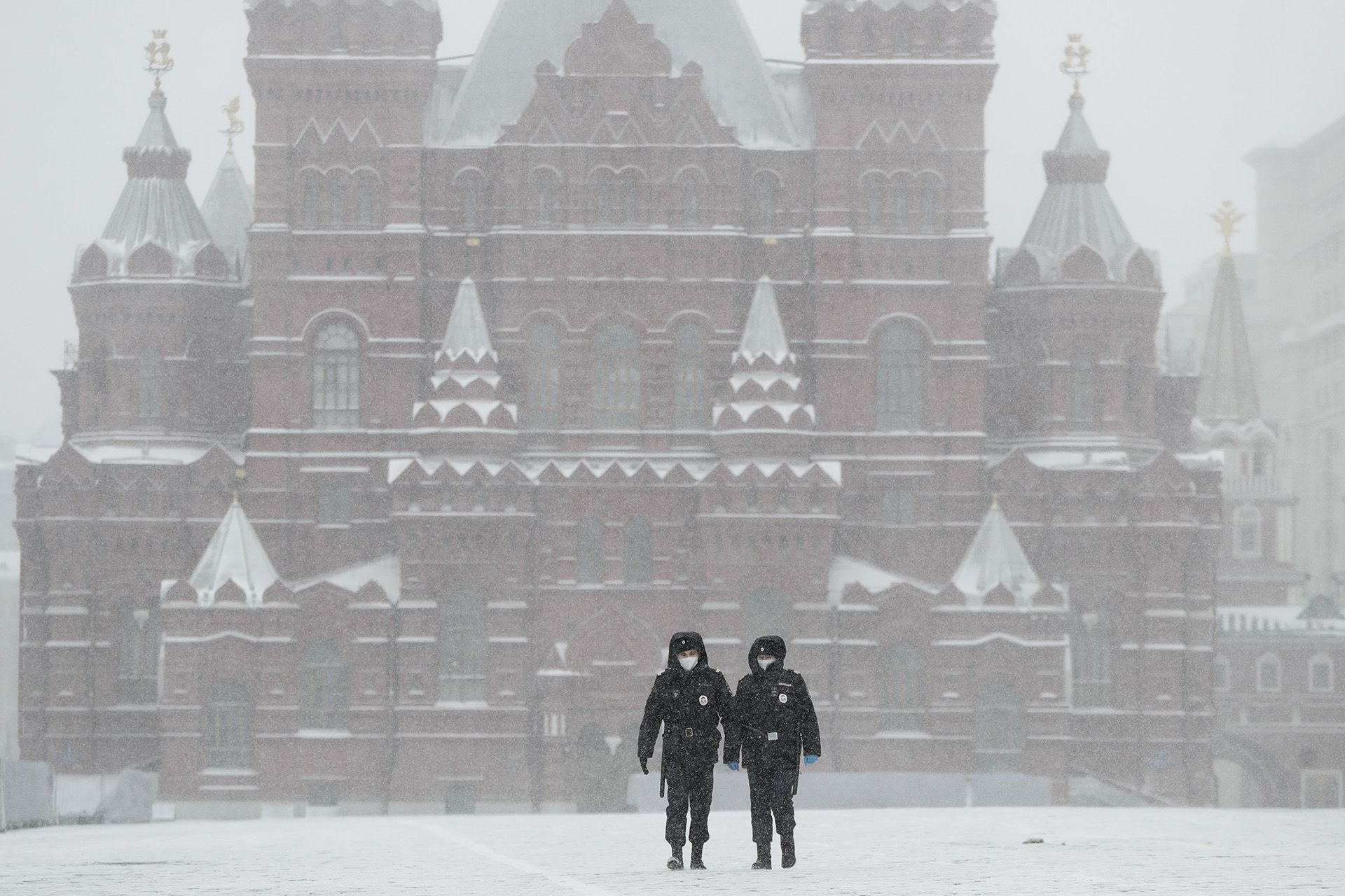 Rendőrök járőröznek az elnéptelenedett moszkvai Vörös tér 2020. március 31-én (fotó: MTI/AP/Pavel Golovkin)