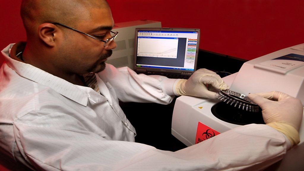 Az úgynevezett PCR módszerrel napok alatt az ország teljes lakosságát le lehetne tesztelni, így jelentősen csökkenne a járvány okozta egészségügyi és gazdasági helyzet. Getty Images