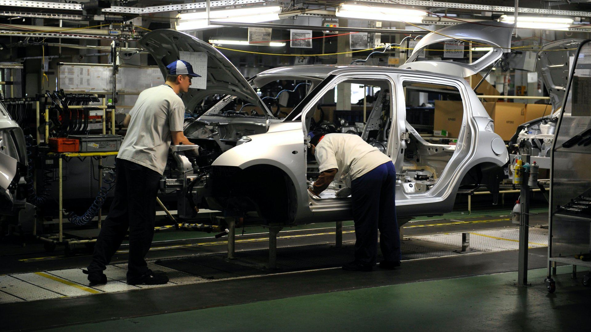 Alkalmazottak egy személygépkocsi karosszériáját szerelik össze a Magyar Suzuki Zrt. esztergomi gyárában (Fotó:&nbsp;MTI Fotó: Kovács Attila)