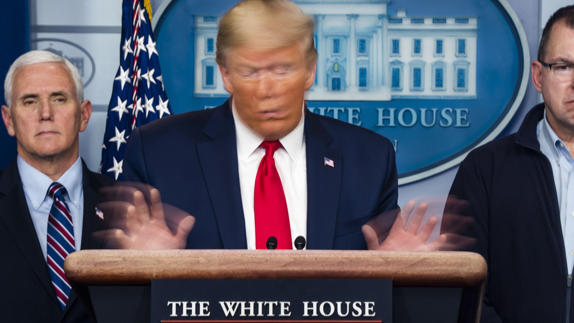 A hosszú expozíciós idővel készített képen Donald Trump amerikai elnök a Fehér Ház vírusellenes munkacsoportjának tagjai között állva beszél egy sajtótájékoztatón a washingtoni Fehér Házban 2020. március 21-én (fotó:&nbsp;MTI/EPA/Jim Lo Scalzo)