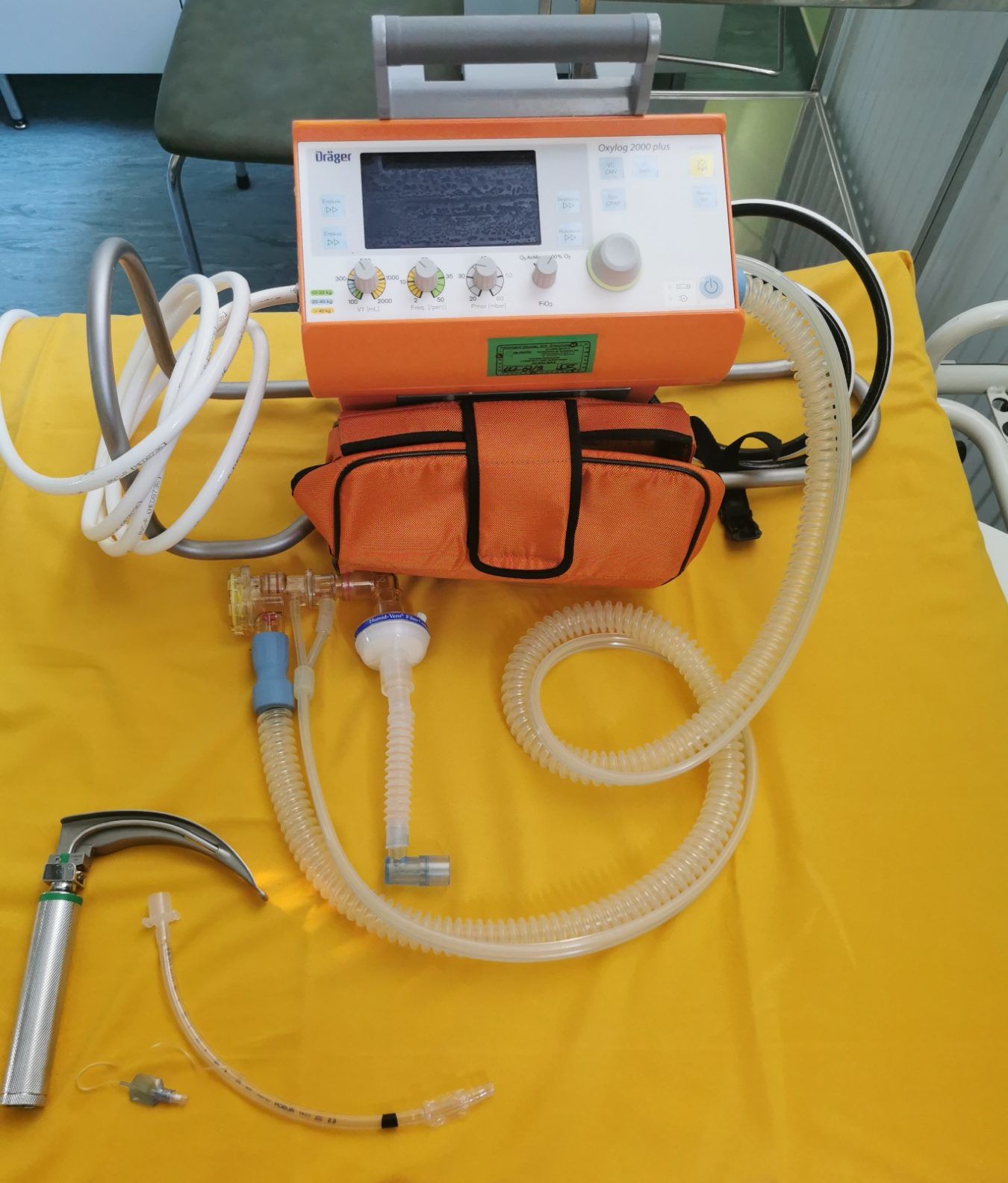 A fotón látható: lélegeztetőgép, összekötő gégecső, filter, endotrachealis tubus és laryngoscop.