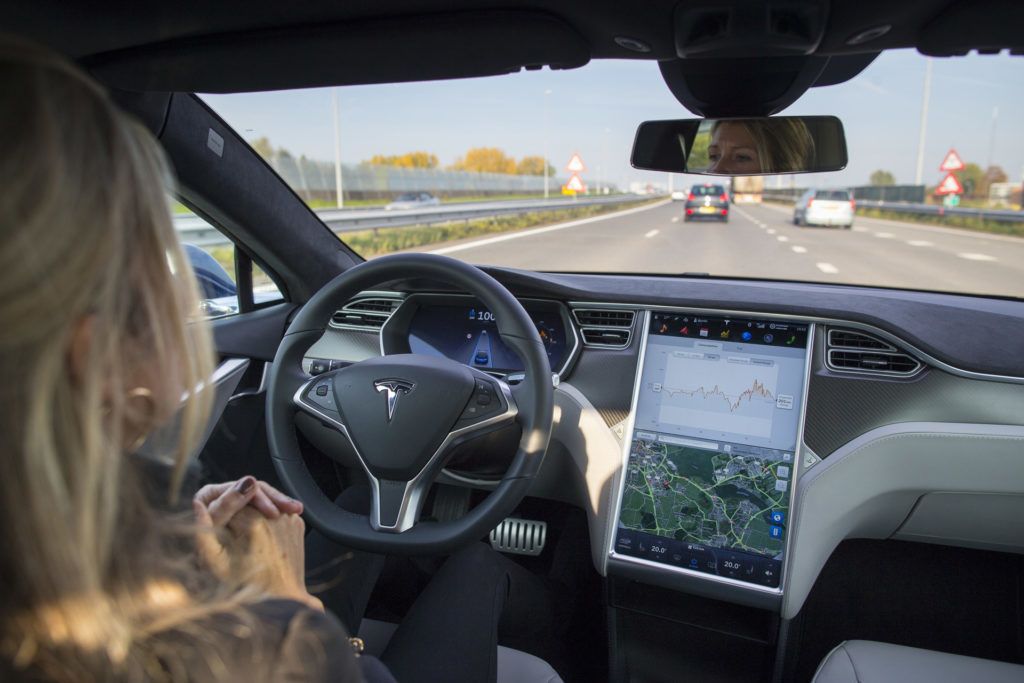 A Tesla önvezető autója, az S modell (Fotó: Jasper Juinen/Bloomberg via Getty Images)