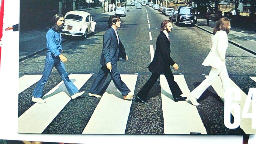 A rendőrök a legendás brit zenekar Abbey Road című albumának képét imitálják. Getty Images