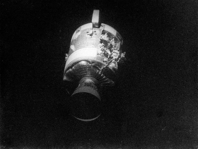 Az Apollo-13 sérült szervízmoduljáról a visszatérés előtti percekben készítettek fotót a legénység tagjai (Fotó: NASA)