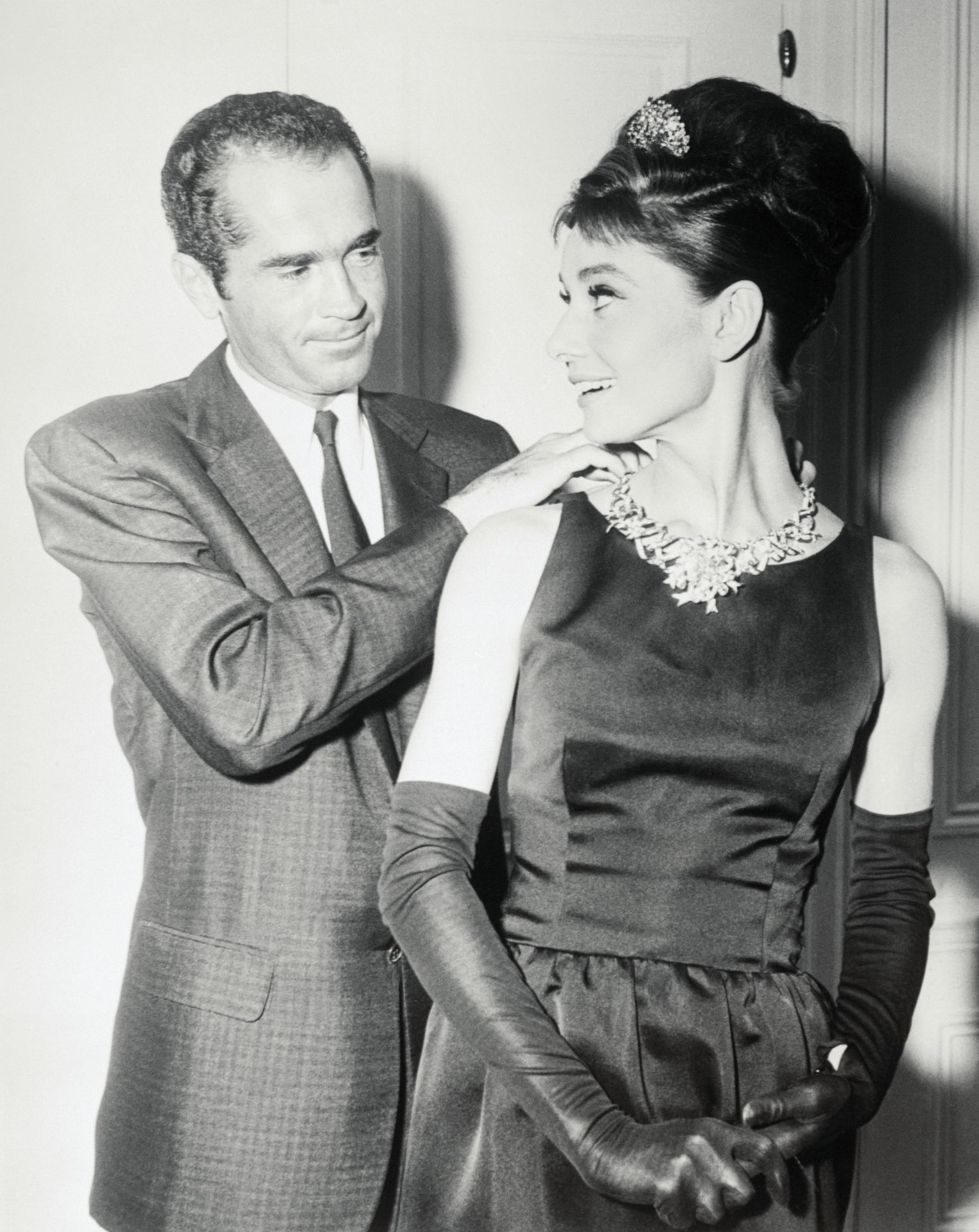 Audrey Hepburn a híressé vált Tiffany-gyémántot magába foglaló nyakékkel. A Tiffany-gyémánt a világ egyik leghíresebb és legnagyobb gyémántja, 128.51 karátos.