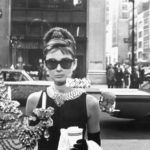 Audrey Hepburn a Truman Capote regényéből készült film, az Álom luxuskivitelben híressé vált jelenetében, a Tiffany ékszerüzlet kirakata előtt.