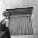 Audrey Hepburn az Álom luxuskivitelben film formgatásán, a Tiffany ékszerüzlete előtt.