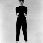 Audrey Hepburn szívesen viselt szivarnadrágot, szűk fazonú, mégis kényelmes felsővel és balerinacipővel.