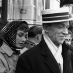 Audrey Hepburn épp filmbéli partnerének Fred Astaire-nek a hátát használja íródeszkának a Funny Face forgatásán, 1956-ban.