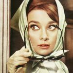 Audrey Hepburn az 1963-as Amerikai fogócska film egy jelenetében, selyemkedővel a fején.