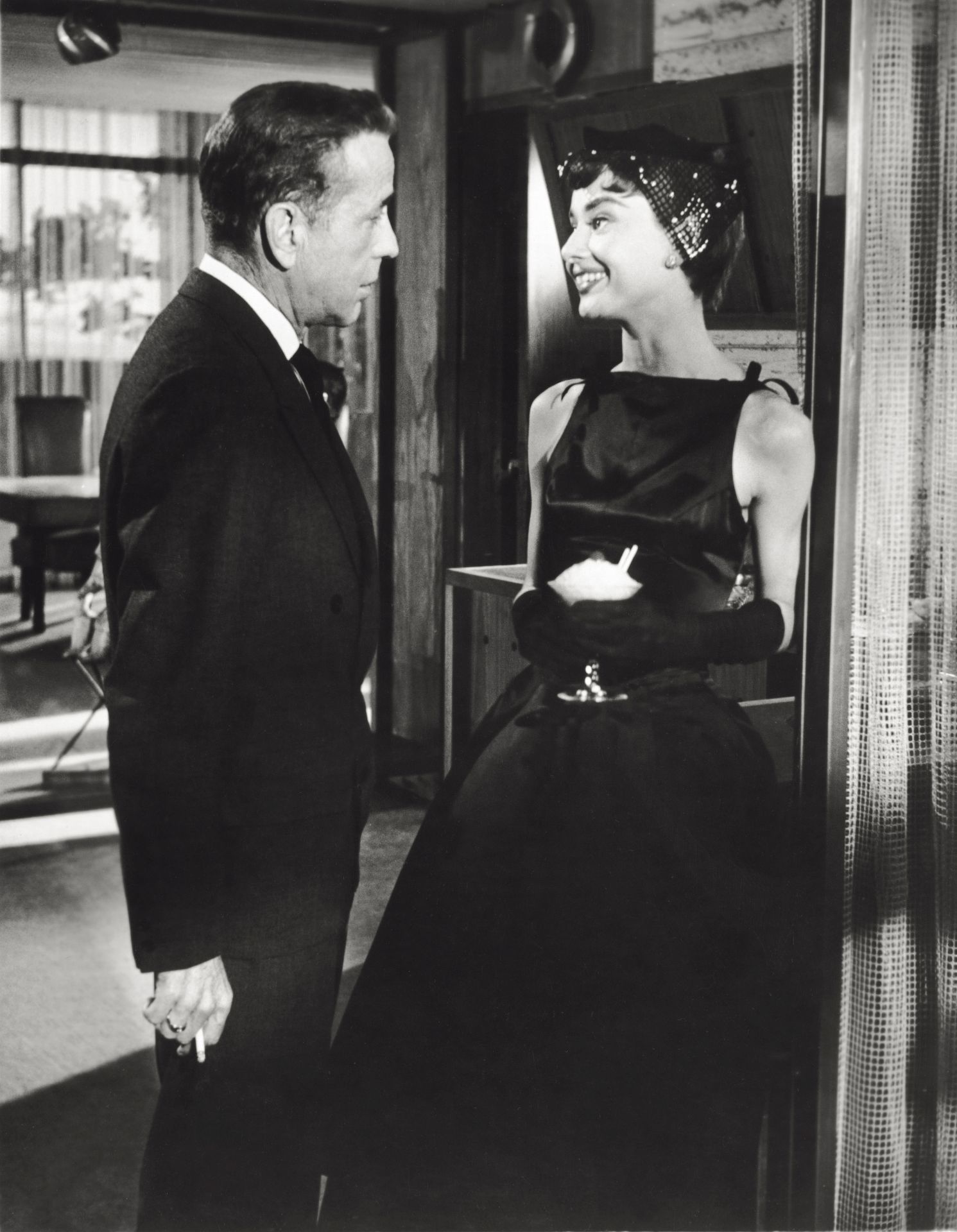 Audrey Hepburn és Humphrey Bogart a Sabrina című film egyik jelenetében, melyben a színésznő a mára ikonikussá vált kis fekete ruháját viseli.