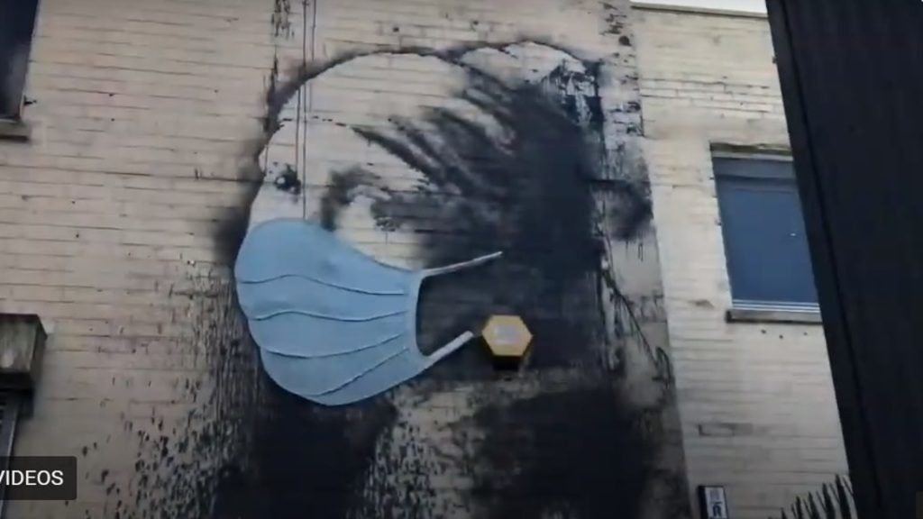 Banksy: Leány fültágítóval. Forrás: Youtube