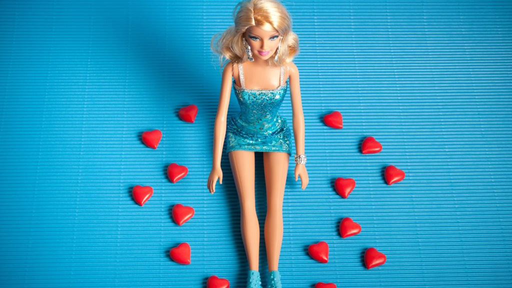 barbie baba ül a szívek között