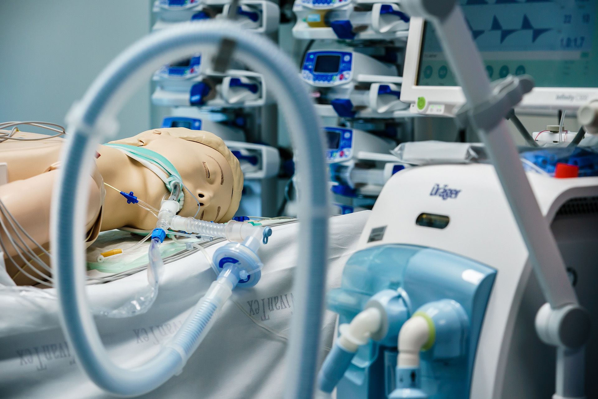 Lélegeztetőgépre kapcsolt orvosi gyakorlóbábu a berlini Vivantes Humboldt klinikán (fotó: MTI/EPA/Clemens Bilan)