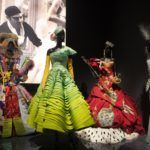 A divatkiállításon nem csak Christian Dior munkáit, de az őt köető tervezők, így Raf Simons, John Galliano, Marc Bohan, Maria Grazia Chiuri és Gianfranco Ferré kreációit is bemutatták.