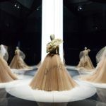 Estélyi ruhák a londoni Christian Dior kiállításról.