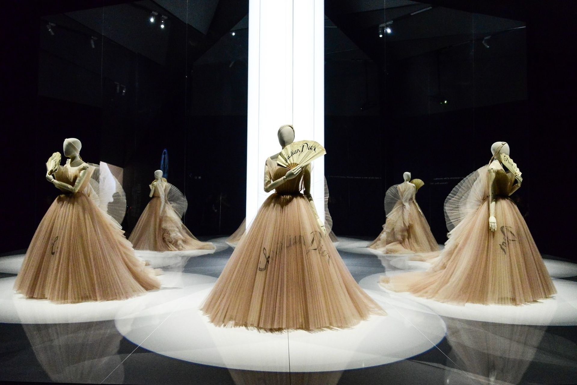 Estélyi ruhák a londoni Christian Dior kiállításról.