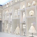 A hófehér ruhaköltemények egy egész termet megtöltöttek a Dior kiállításon.