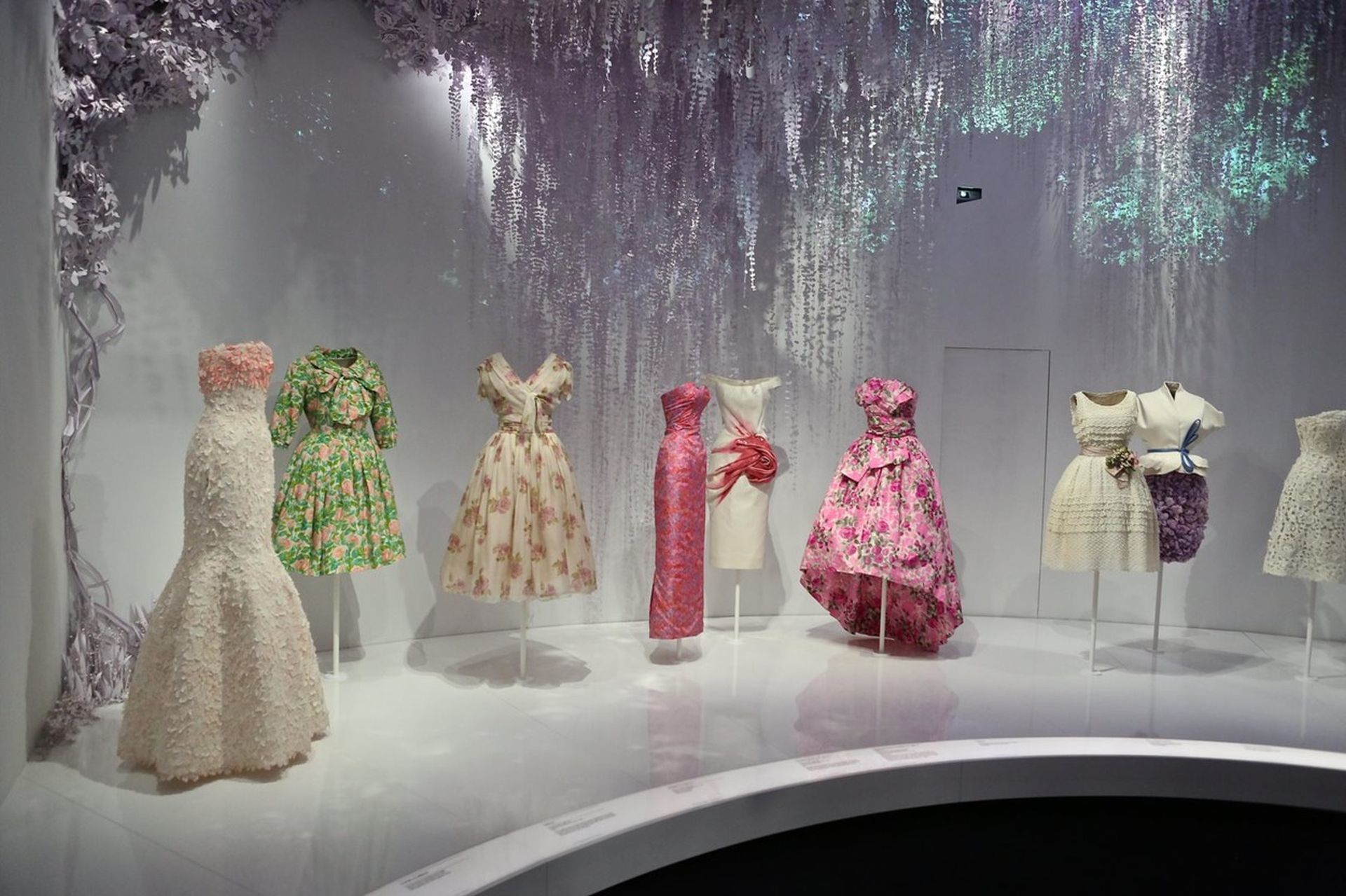 A Dior kiállításon a divatház történetének minden ikonikus ruhája, kiegészítője bemtuatásra került.