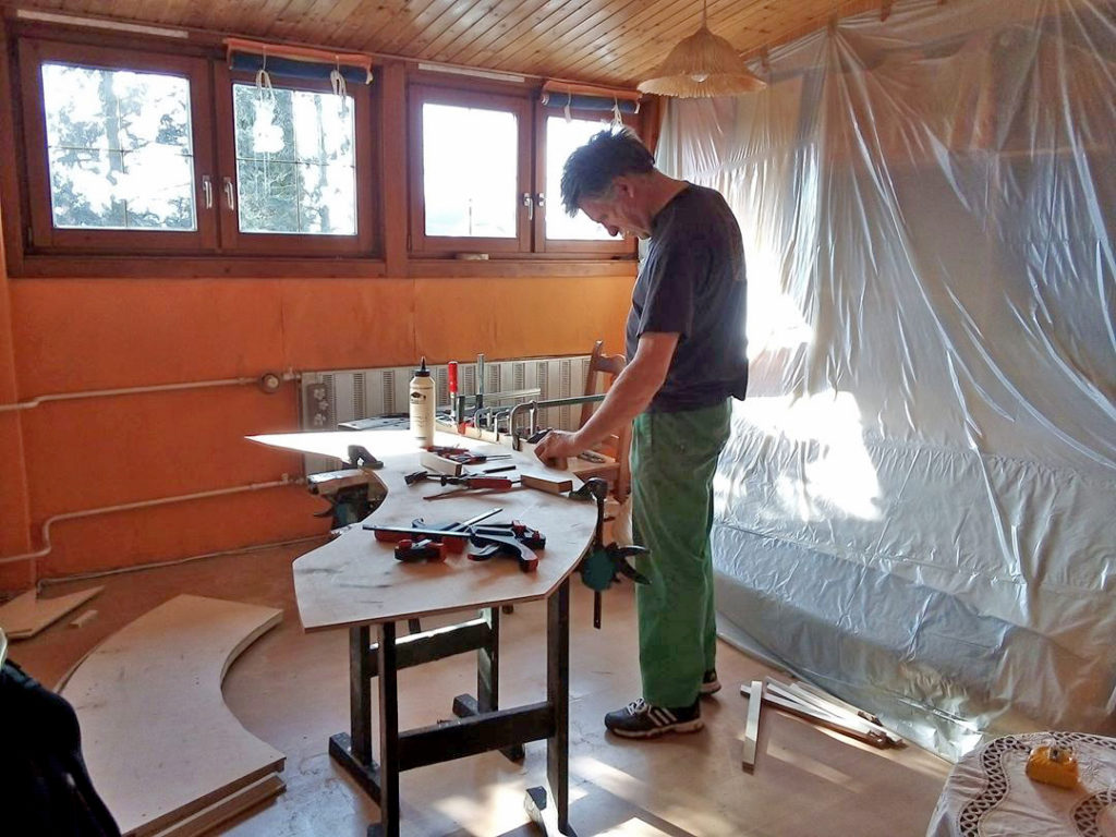 Csollány Csaba most otthonában építi a bábszínház díszleteit (Fotó: meseboltbabszinhaz.hu)