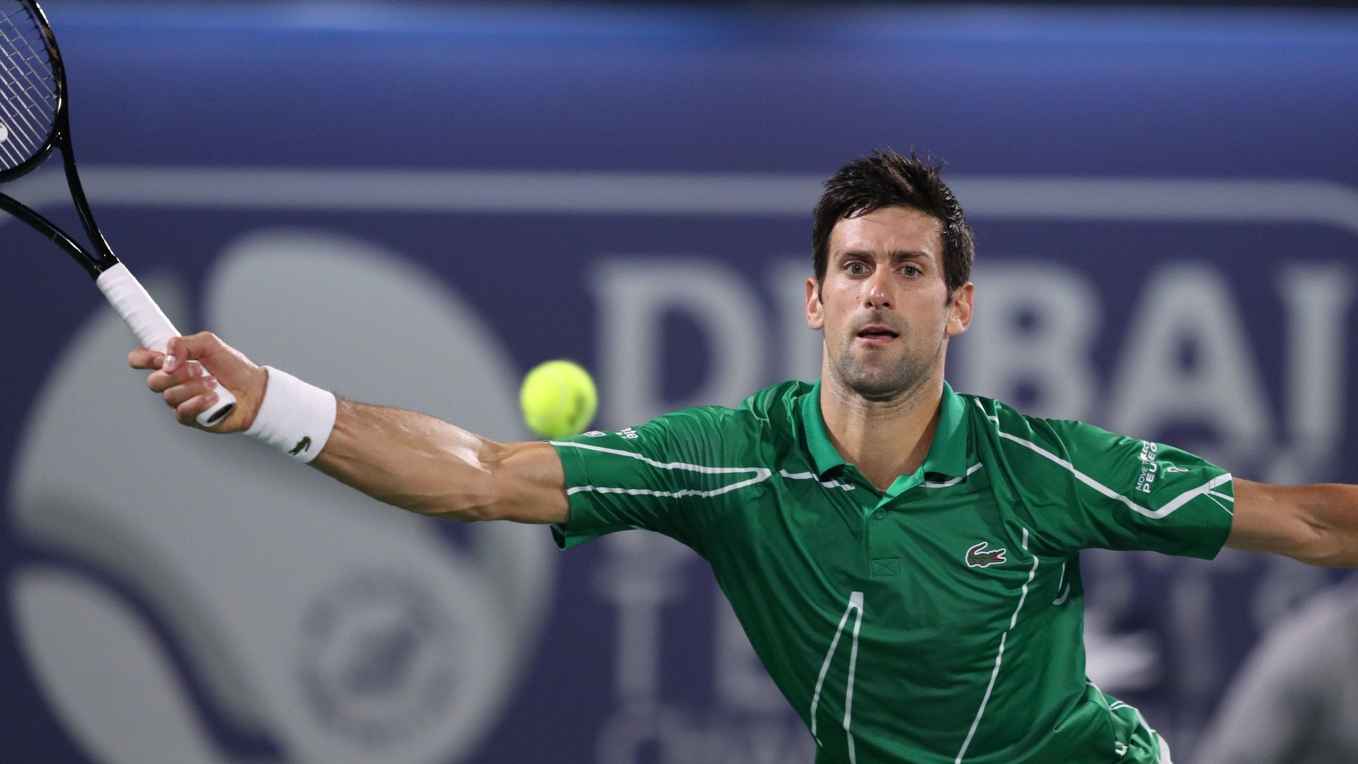 A szerb Novak Djokovic a dubaji keménypályás férfi tenisztorna döntőjében 2020. február 29-én (Fotó: MTI/EPA/Ali Haider)