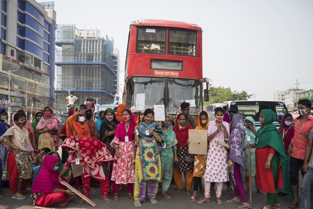 Többszáz ruhagyári munkás tüntet Dhakában a munkabeszüntetés miatt, mondván, hogy jobban félnek az éhezéstől, mint a koronavírus fertőzéstől (Fotó: Ahmed Salahuddin/NurPhoto via Getty Images)