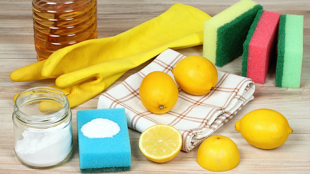 A só, citromlé és az ecet is alkalmas rá, hogy eltávolítsuk a zsírfoltot a ruhából.