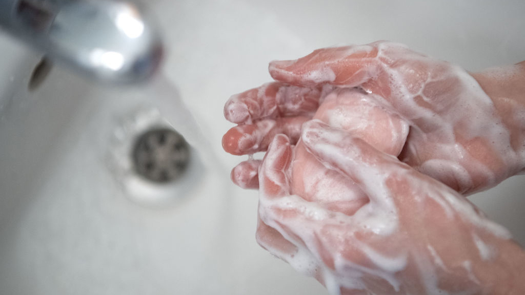 A szappanos kézmosás fontos.