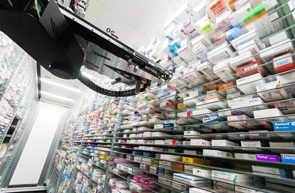 Gyógyszertári automata robot egy győri patikában (MTI Fotó: Krizsán Csaba)