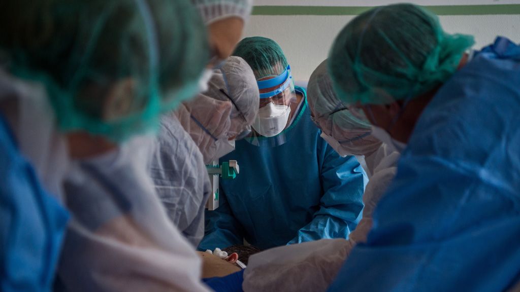 Orvosok és ápolók egy koronavírussal fertõzött beteget látnak el Országos Korányi Pulmonológiai Intézetben kialakított izolációs teremben (Fotó: MTI/Balogh Zoltán)