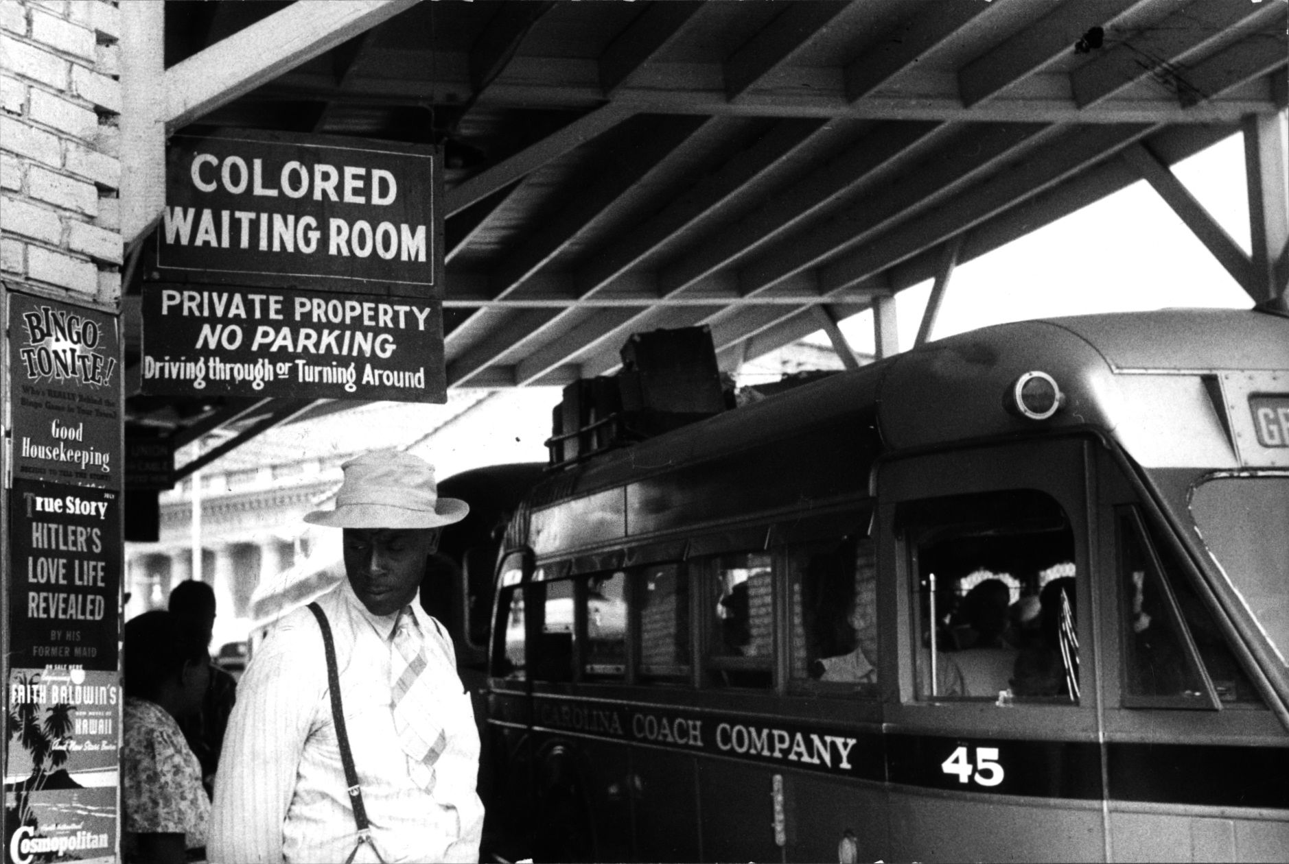 Fekete férfi Észak-Karolinában, a színeseknek fenntartott buszmegállóban, 1940-ben (fotó: Wikipedia)