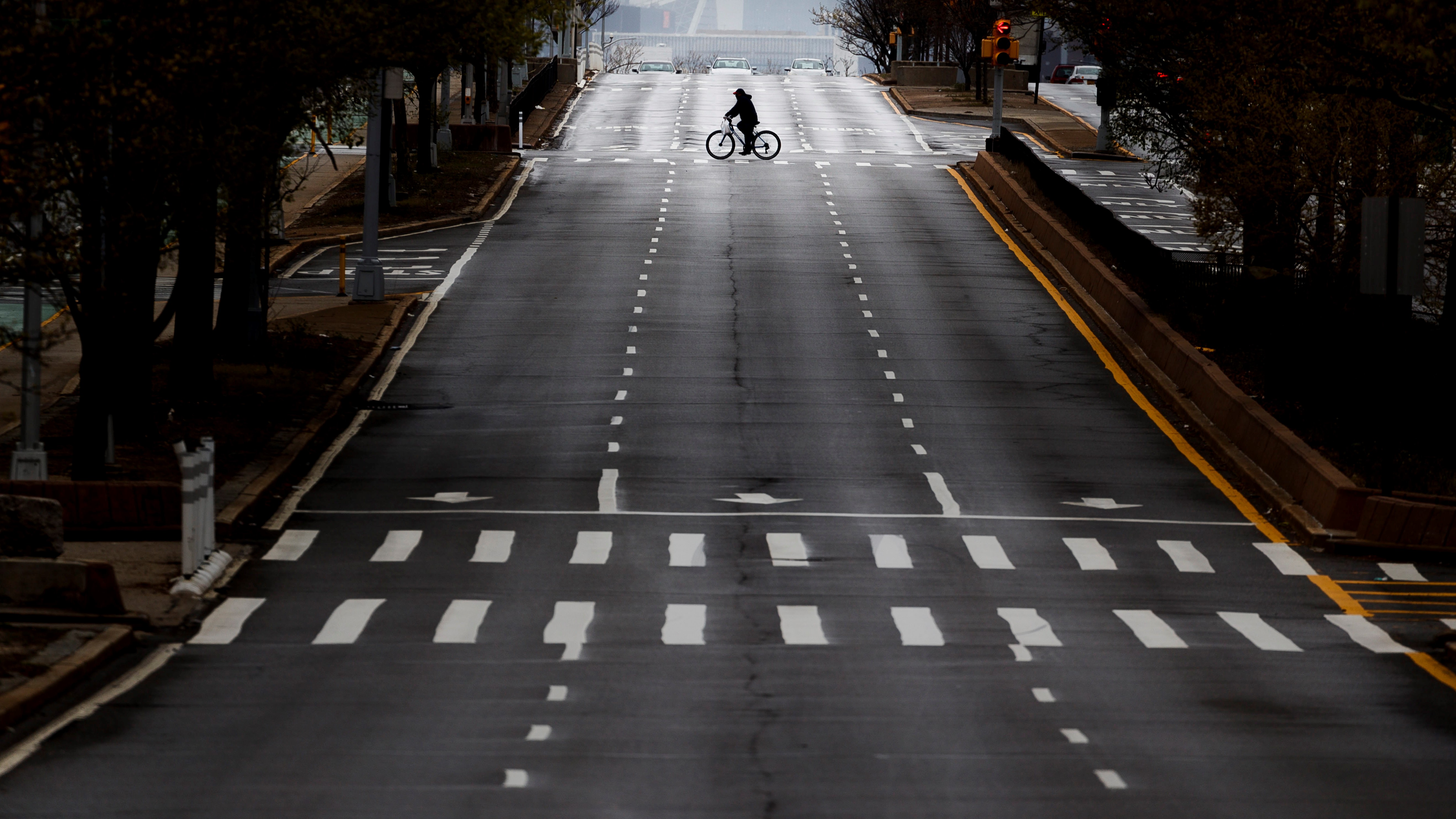 New York, 2020. április 27.Magányos kerékpáros egy New York-i utcán a koronavírus-járvány idején, 2020. április 26-án.MTI/EPA/Justin Lane