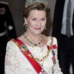 Szonja norvég királyné, ruháján a királyi családi rangjelzéssel.
