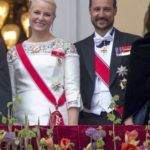 Mette-Marit norvég hercegné, ruháján a királyi családi rangjelzéssel