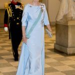 Benedikte dán hercegnő, ruháján a király családi rangjelzéssel.