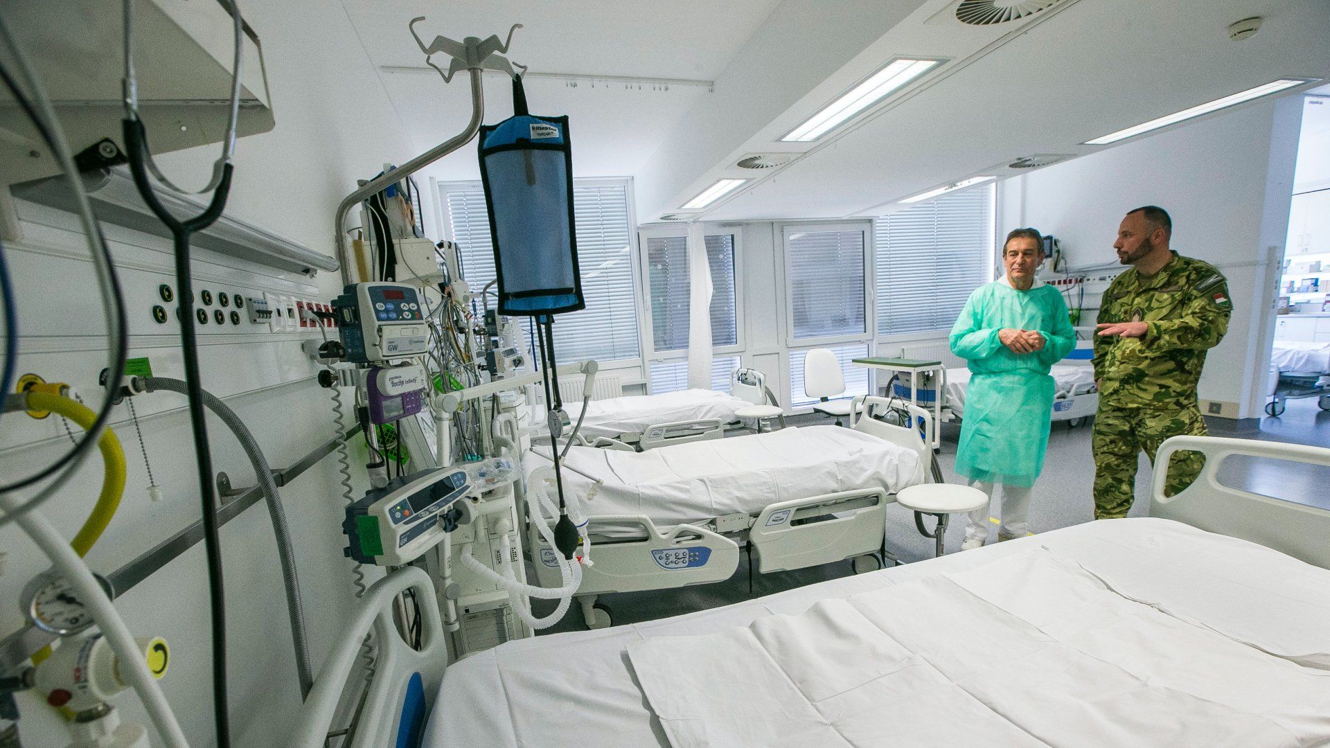 A kép illusztráció. Dr. Svébis Mihály (b), a Bács-Kiskun Megyei Kórház főigazgatója és Söröli Róbert őrnagy, kórházparancsnok a Bács-Kiskun Megyei Kórház koronavírus-fertőzések ellátására kijelölt intenzív osztály felkészültségét ellenőrzi Kecskeméten 2020. április 8-án (Fotó: MTI/Bús Csaba)