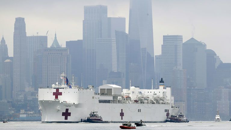 Kórházhajó a New York-i kikötőben - Fotó:&nbsp;MTI/AP/Seth Wenig&nbsp;