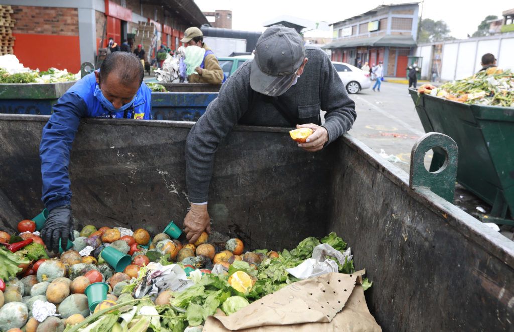 A szemétben turkálnak élelmet keresve Bogotában
