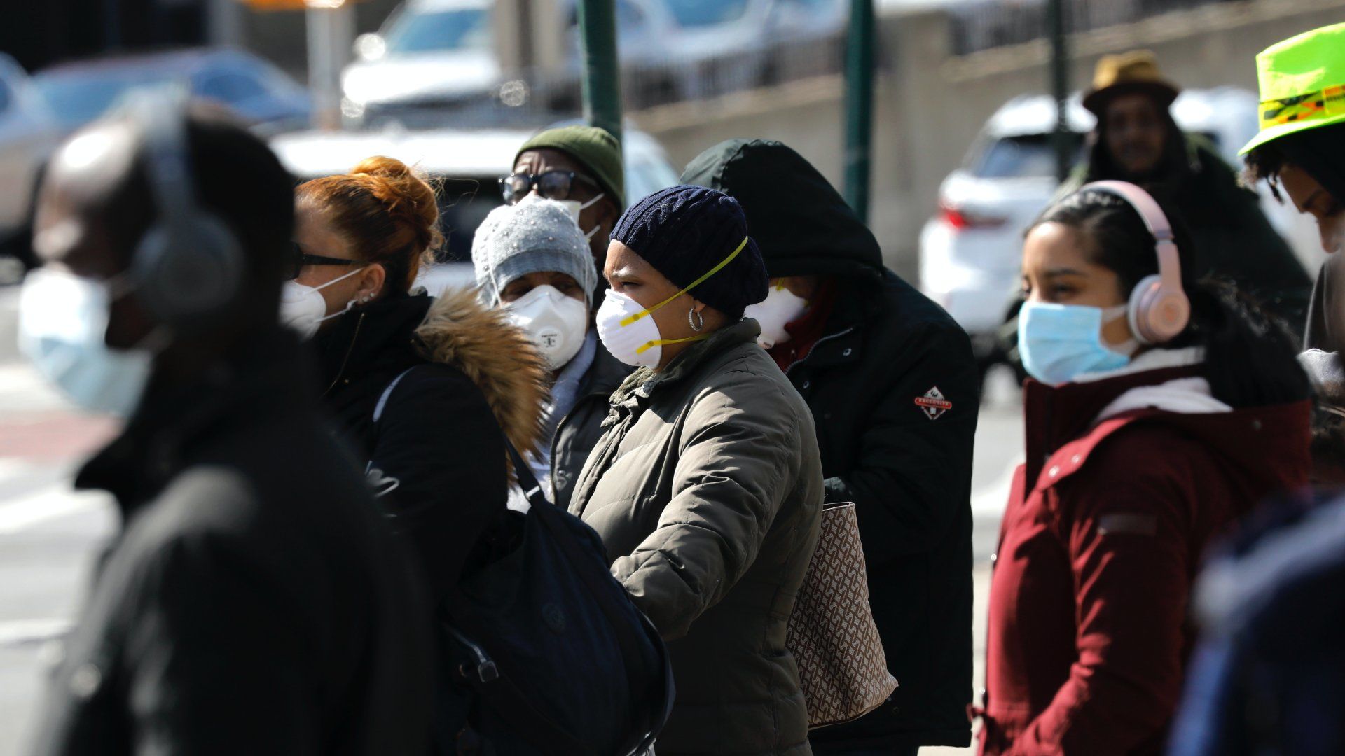 A koronavírus-járvány miatt védőmaszkot viselő emberek New Yorkban 2020. április 15-én (Fotó: MTI/EPA/Peter Foley)