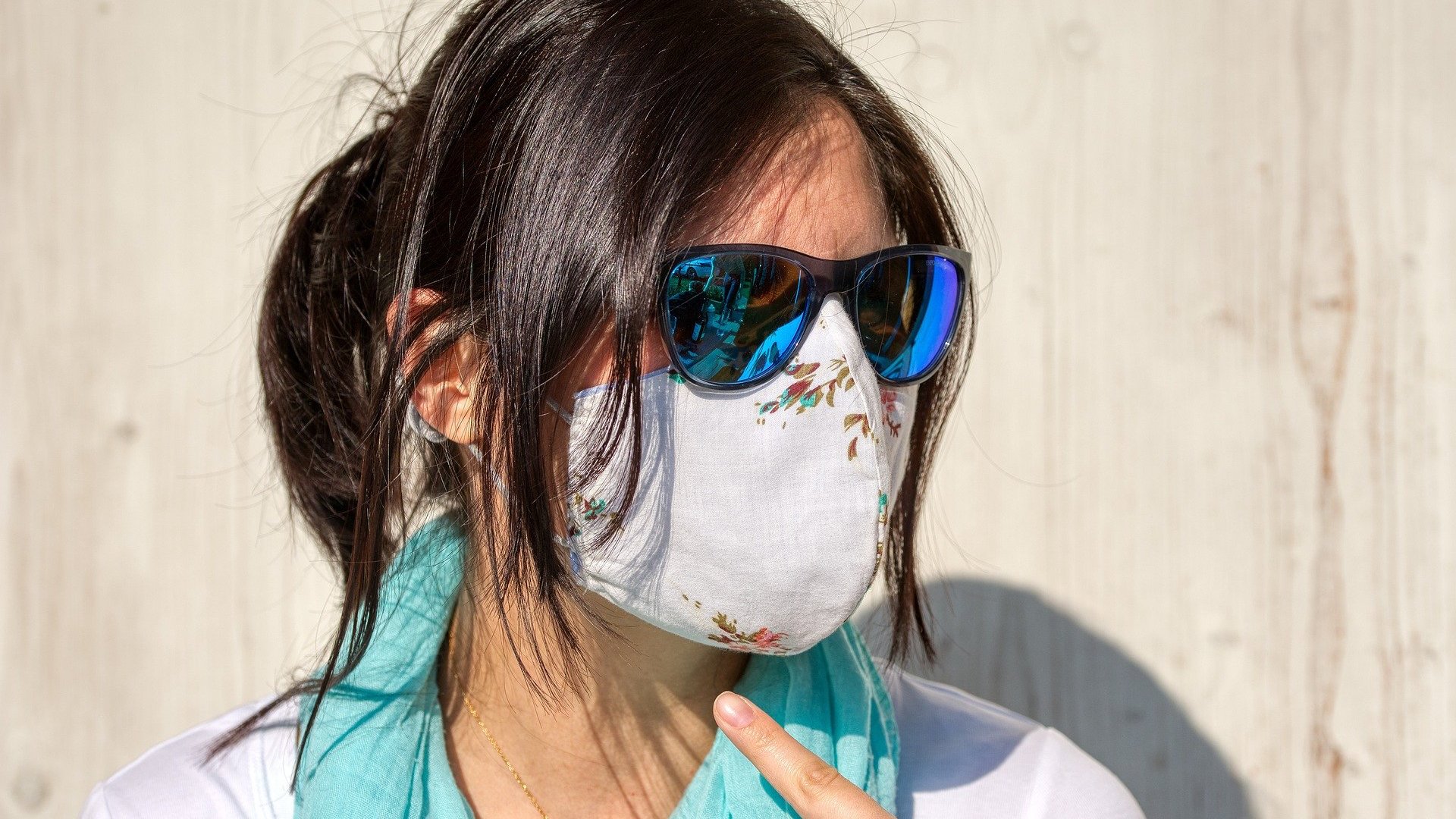 Egy nő házi készítésű szájmaszkban a koronavírus-járvány idején