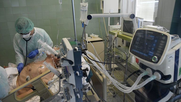 Koronavírus-gyanús, lélegeztető gépen lévő beteget ápolnak a Jahn Ferenc Dél-pesti Kórház intenzív osztályán - Fotó: MTI/Kovács Tamás
