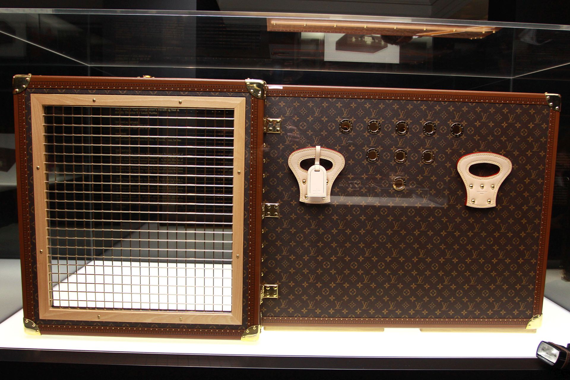 Marc Jacobs tervezte, limitált kiadású kutyaszállító box a Sotheby's 2009-es árverésén.