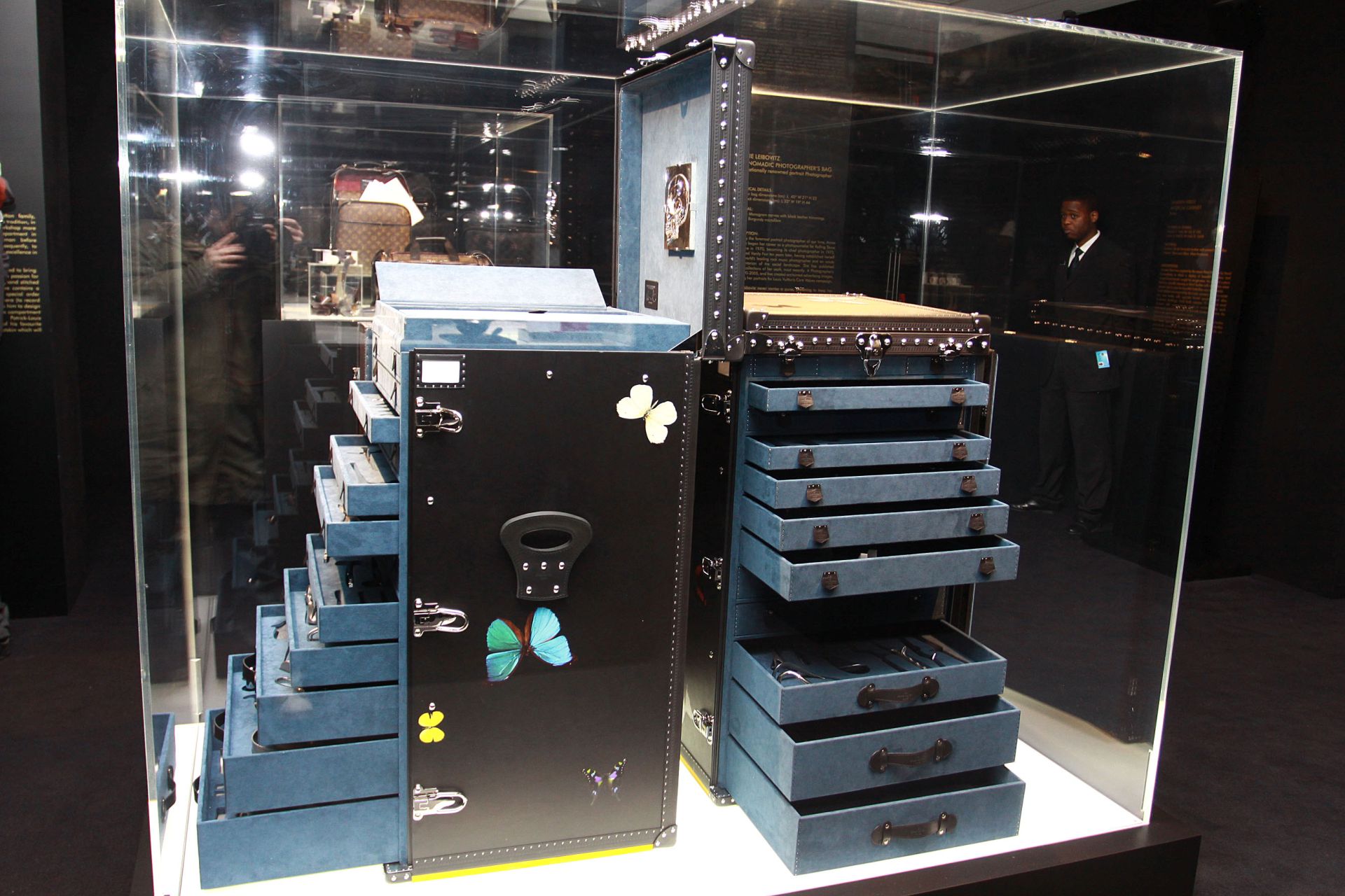 A Damien Hirst limitált kiadású Louis Vuitton utazó orvosi szekrény a Sotheby's 2009-es árverésén.