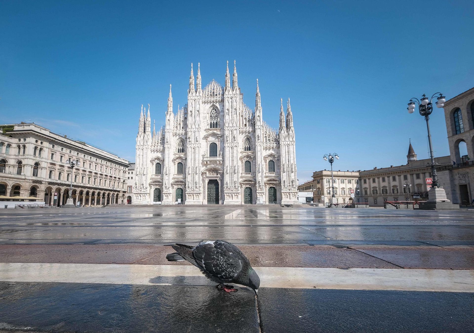 Néptelen a Dóm tér Lombardia székhelyén, Milánóban 2020. április 1-jén, a koronavírus-járvány miatt érvényben lévő kijárási tilalom idején (fotó: MTI/EPA-ANSA/Andrea Fasani)