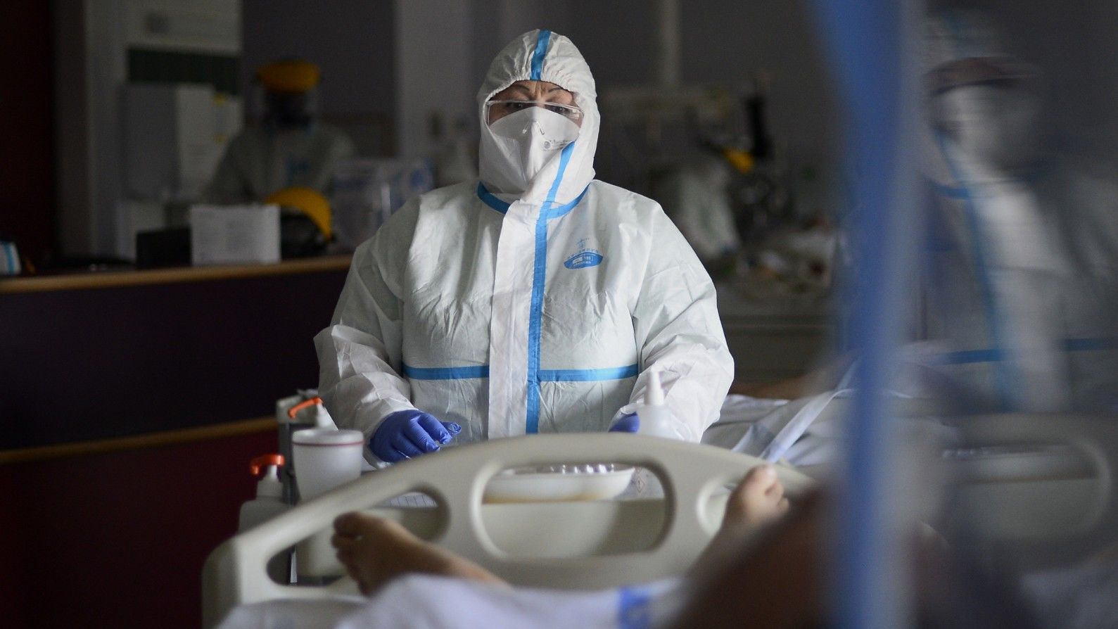 Koronavírusos beteggel dolgozik egy ápoló a Szent Imre Kórház COVID-részlegén